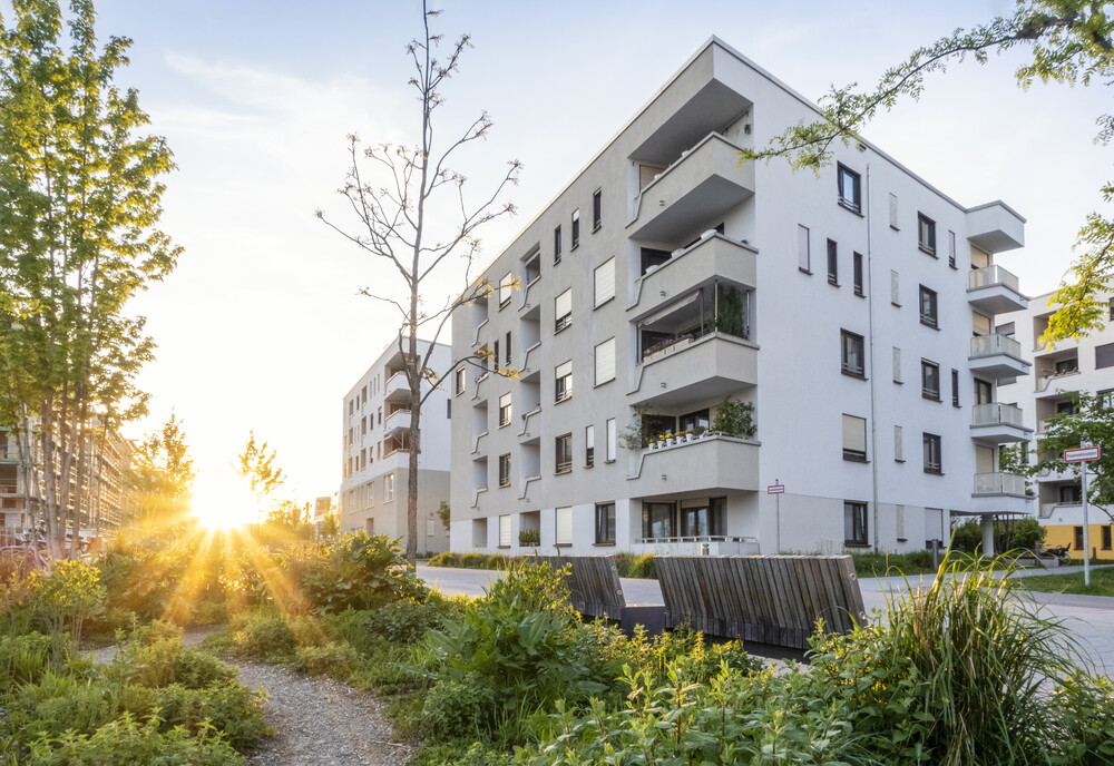 Ett bostadsrättshus i solnedgång